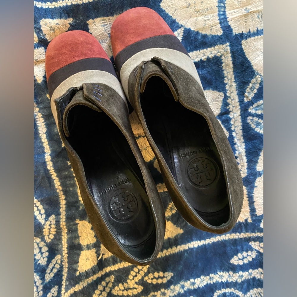 Tory Burch. Grey, blue, red heels. Sole has protective cover. 
Size 8.5